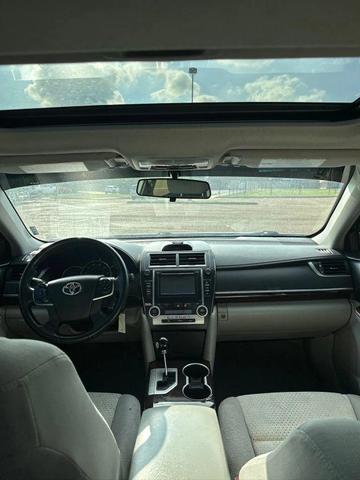 Photo of 2013 Super White Toyota Camry