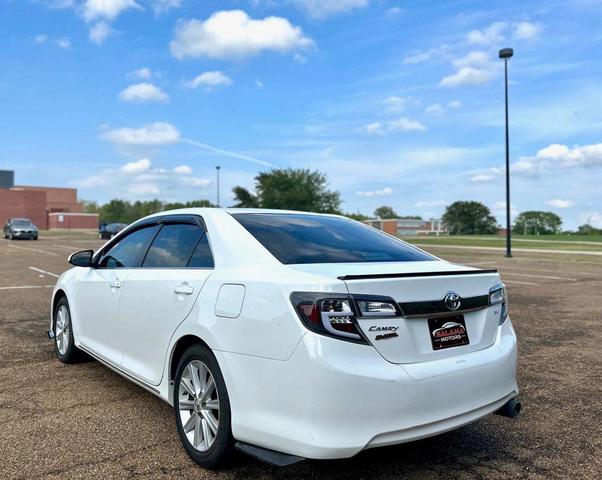 Photo of 2013 Super White Toyota Camry