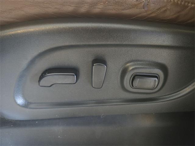 Photo of 2021 Pearl White Nissan Titan