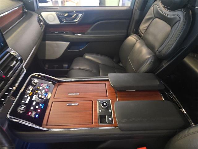 Photo of 2023 SILVER RADIANCE Lincoln Navigator