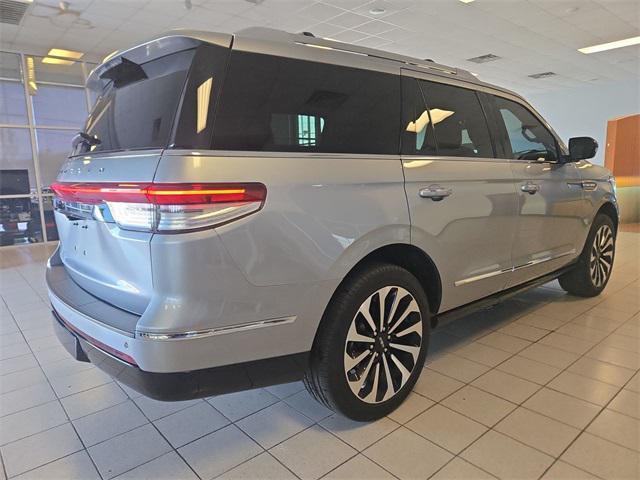 Photo of 2023 SILVER RADIANCE Lincoln Navigator
