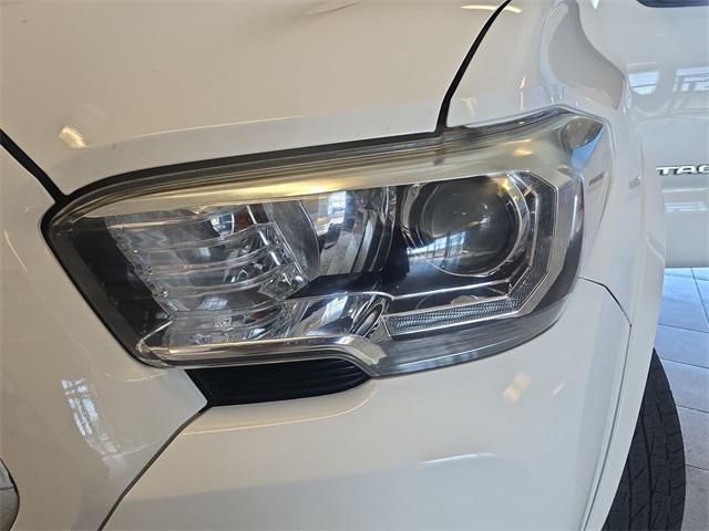 Photo of 2016 Super White Toyota Tacoma