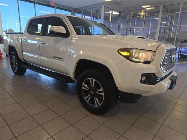 Photo of 2016 Super White Toyota Tacoma