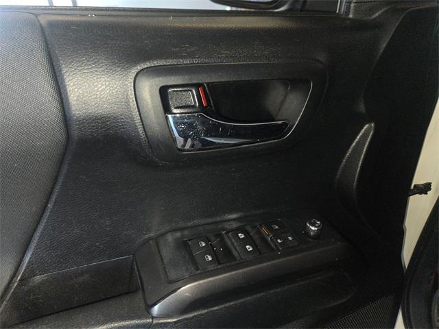 Photo of 2016 Super White Toyota Tacoma