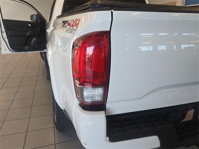 Photo of 2016 Super White Toyota Tacoma