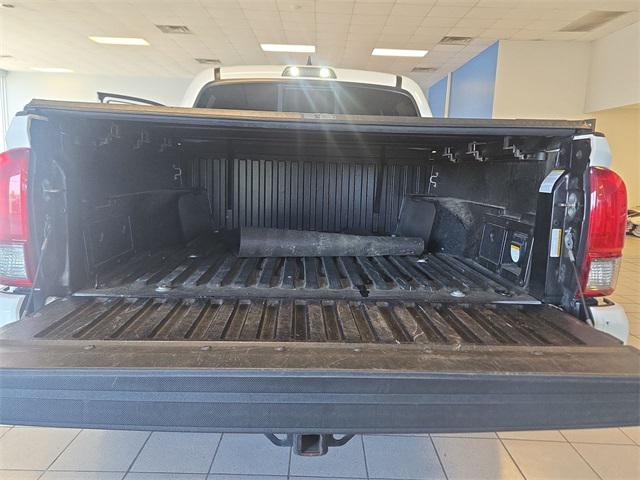 Photo of 2016 Super White Toyota Tacoma