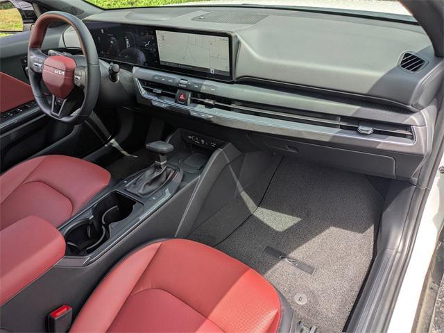 Photo of 2025 White Kia K4