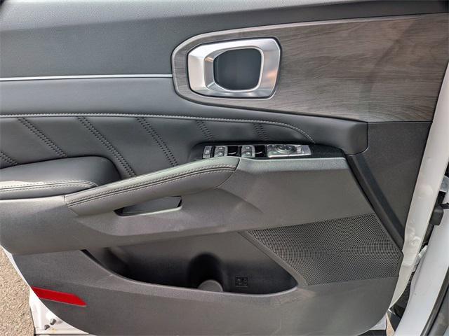 Photo of 2025 White Kia Sorento