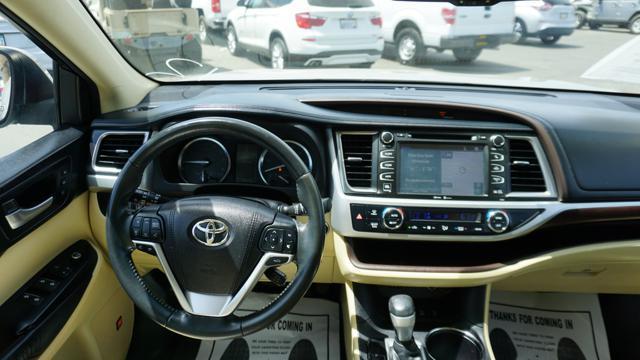 Photo of 2015 Creme Brulee Mica Toyota Highlander