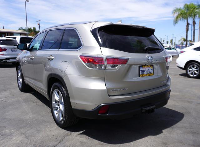 Photo of 2015 Creme Brulee Mica Toyota Highlander