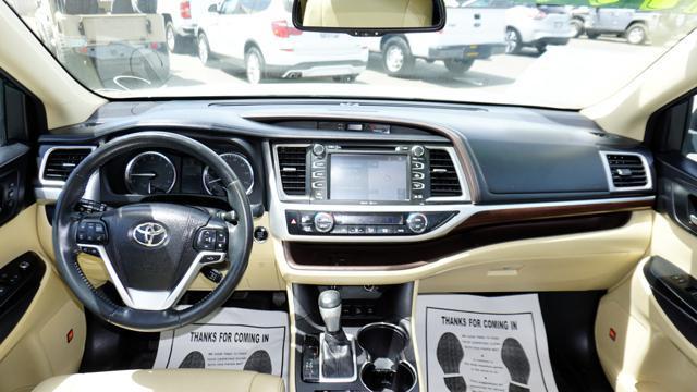 Photo of 2015 Creme Brulee Mica Toyota Highlander