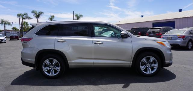 Photo of 2015 Creme Brulee Mica Toyota Highlander