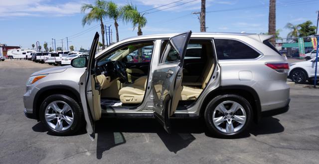 Photo of 2015 Creme Brulee Mica Toyota Highlander