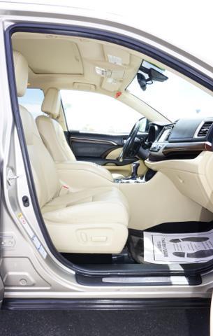 Photo of 2015 Creme Brulee Mica Toyota Highlander