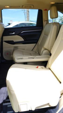 Photo of 2015 Creme Brulee Mica Toyota Highlander