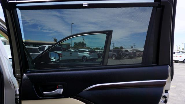 Photo of 2015 Creme Brulee Mica Toyota Highlander