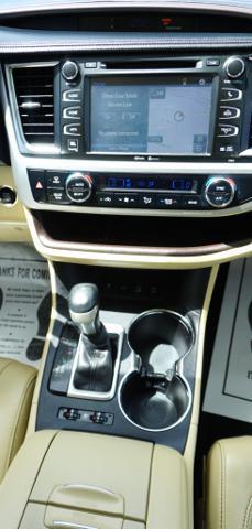Photo of 2015 Creme Brulee Mica Toyota Highlander