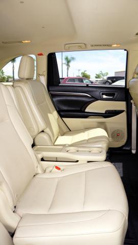 Photo of 2015 Creme Brulee Mica Toyota Highlander