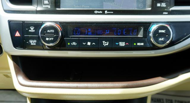 Photo of 2015 Creme Brulee Mica Toyota Highlander
