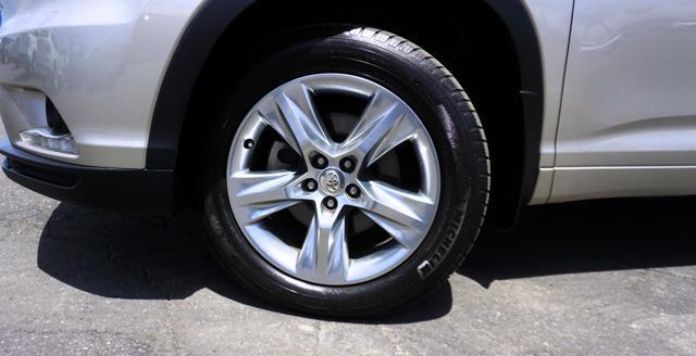 Photo of 2015 Creme Brulee Mica Toyota Highlander