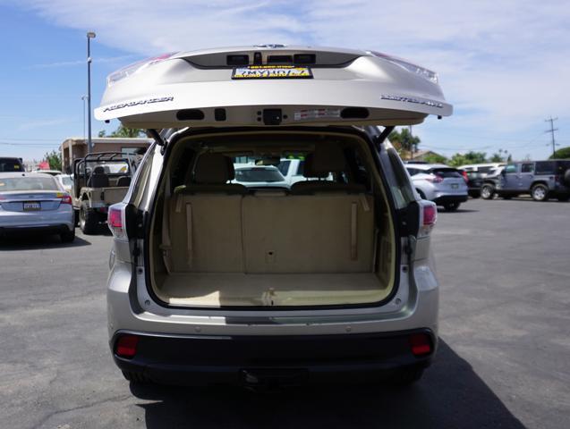 Photo of 2015 Creme Brulee Mica Toyota Highlander