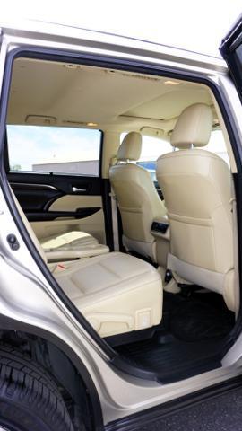 Photo of 2015 Creme Brulee Mica Toyota Highlander