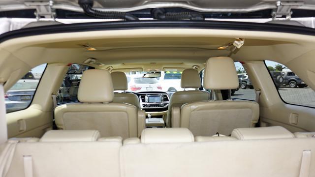 Photo of 2015 Creme Brulee Mica Toyota Highlander