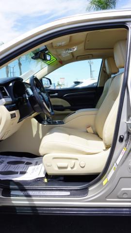 Photo of 2015 Creme Brulee Mica Toyota Highlander