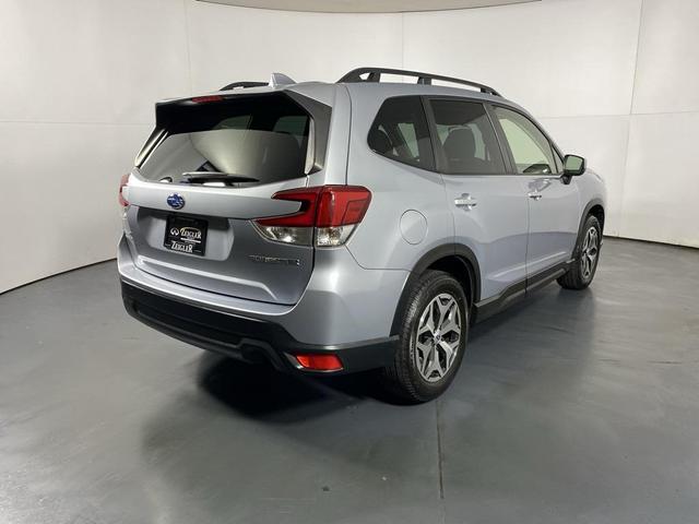 Photo of 2022 Ice Silver Metallic Subaru Forester
