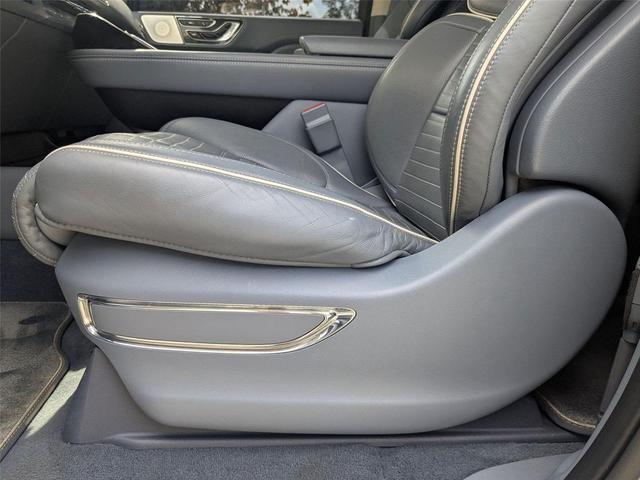 Photo of 2020 Chroma Crystal Blue Lincoln Navigator