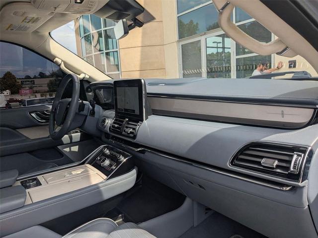 Photo of 2020 Chroma Crystal Blue Lincoln Navigator