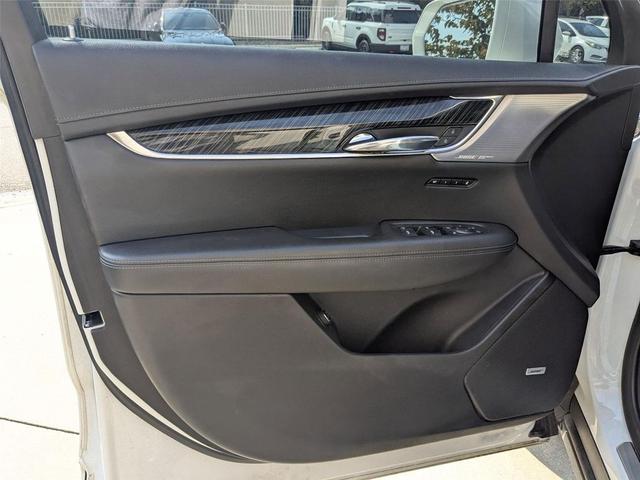 Photo of 2020 Crystal White Tricoat Cadillac XT6