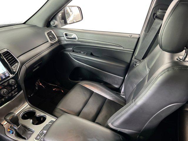 Photo of 2022 Diamond Black Crystal Pearlcoat Jeep Grand Cherokee