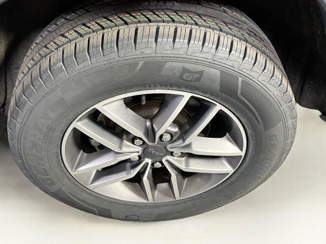 Photo of 2022 Diamond Black Crystal Pearlcoat Jeep Grand Cherokee