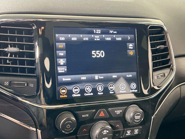 Photo of 2022 Diamond Black Crystal Pearlcoat Jeep Grand Cherokee