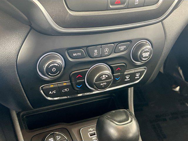 Photo of 2022 Bright White Clearcoat Jeep Cherokee