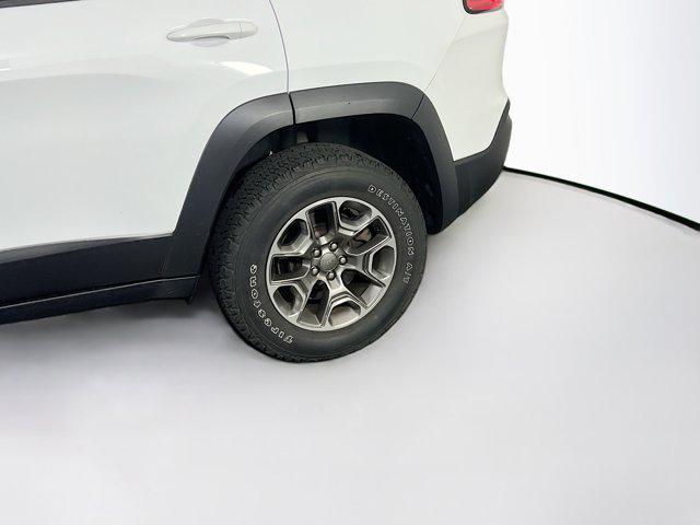Photo of 2022 Bright White Clearcoat Jeep Cherokee