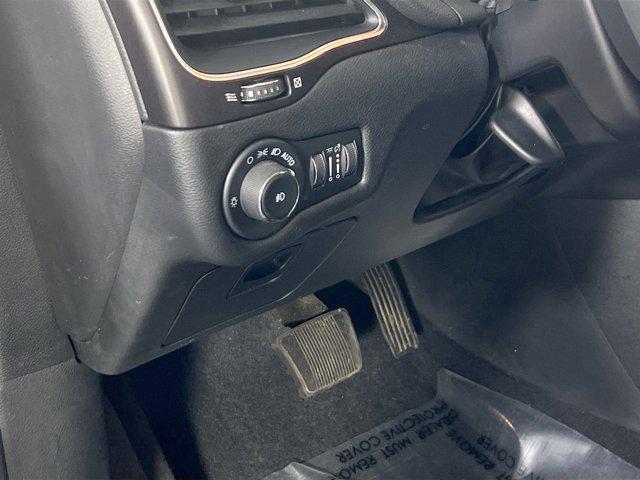 Photo of 2022 Bright White Clearcoat Jeep Cherokee