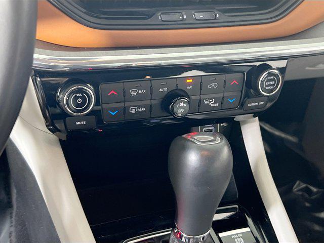 Photo of 2022 Diamond Black Crystal Pearlcoat Jeep Compass