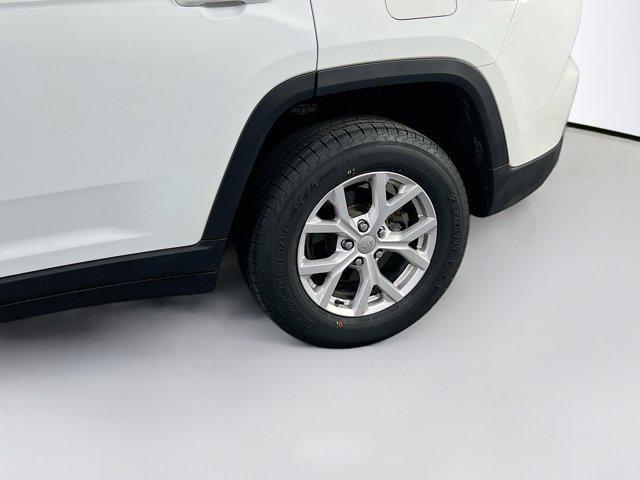 Photo of 2022 Bright White Clearcoat Jeep Grand Cherokee