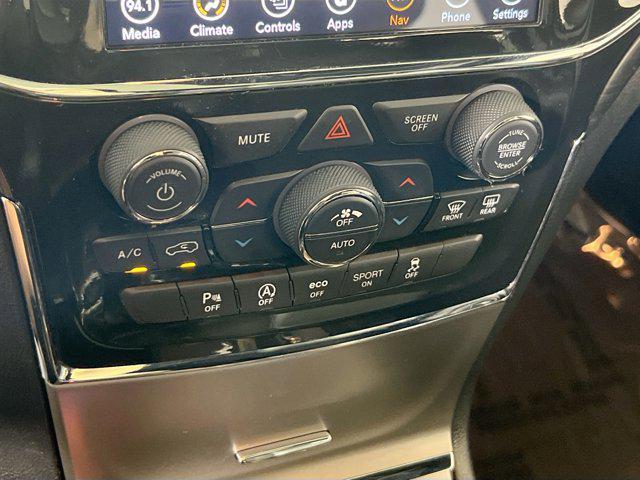 Photo of 2022 Diamond Black Crystal Pearlcoat Jeep Grand Cherokee
