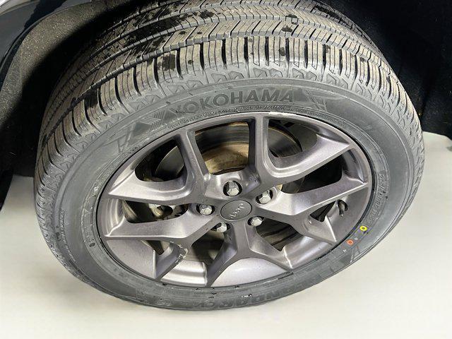 Photo of 2021 Diamond Black Crystal Pearlcoat Jeep Grand Cherokee