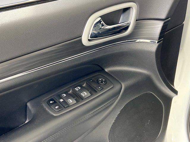 Photo of 2022 Bright White Clearcoat Jeep Grand Cherokee