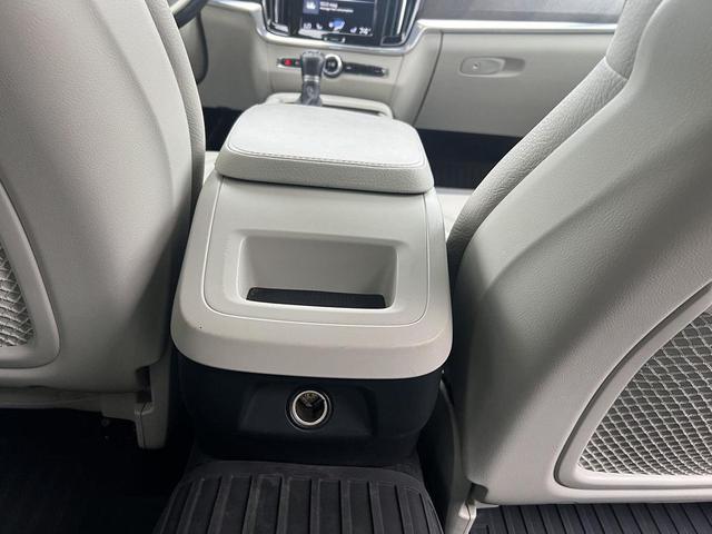 Photo of 2020 WHITE Volvo V90 Cross Country