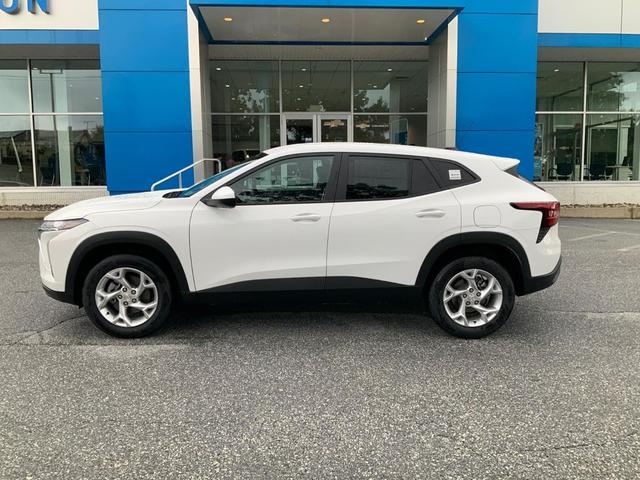 Photo of 2025 Summit White Chevrolet Trax