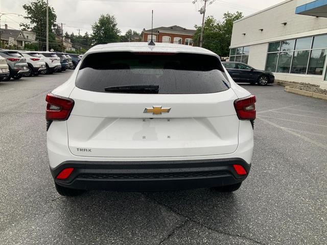 Photo of 2025 Summit White Chevrolet Trax