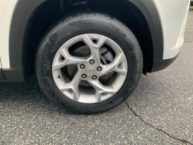 Photo of 2025 Summit White Chevrolet Trax