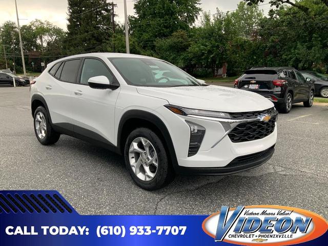 Photo of 2025 Summit White Chevrolet Trax