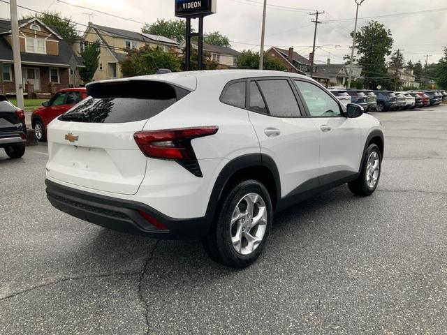 Photo of 2025 Summit White Chevrolet Trax