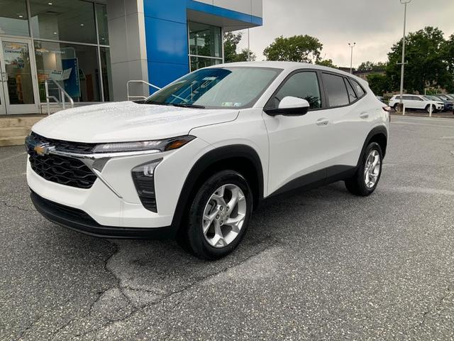Photo of 2025 Summit White Chevrolet Trax